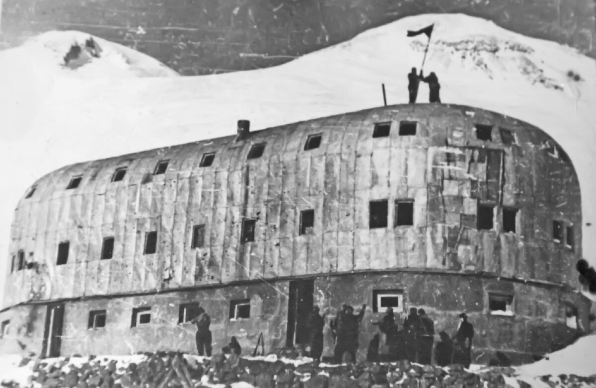 Приют одиннадцати на эльбрусе взятие немцами. Эдельвейс в приюте 11 на эльбрусе. Гора эльбрус гостиница "приют одиннадцати". Битва за эльбрус 1942. Приют одиннадцати на эльбрусе взятие немцами.