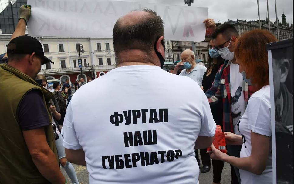 Участники несанкционированной акции в поддержку губернатора Хабаровского края Сергея Фургала во Владивостоке. Архивное фото