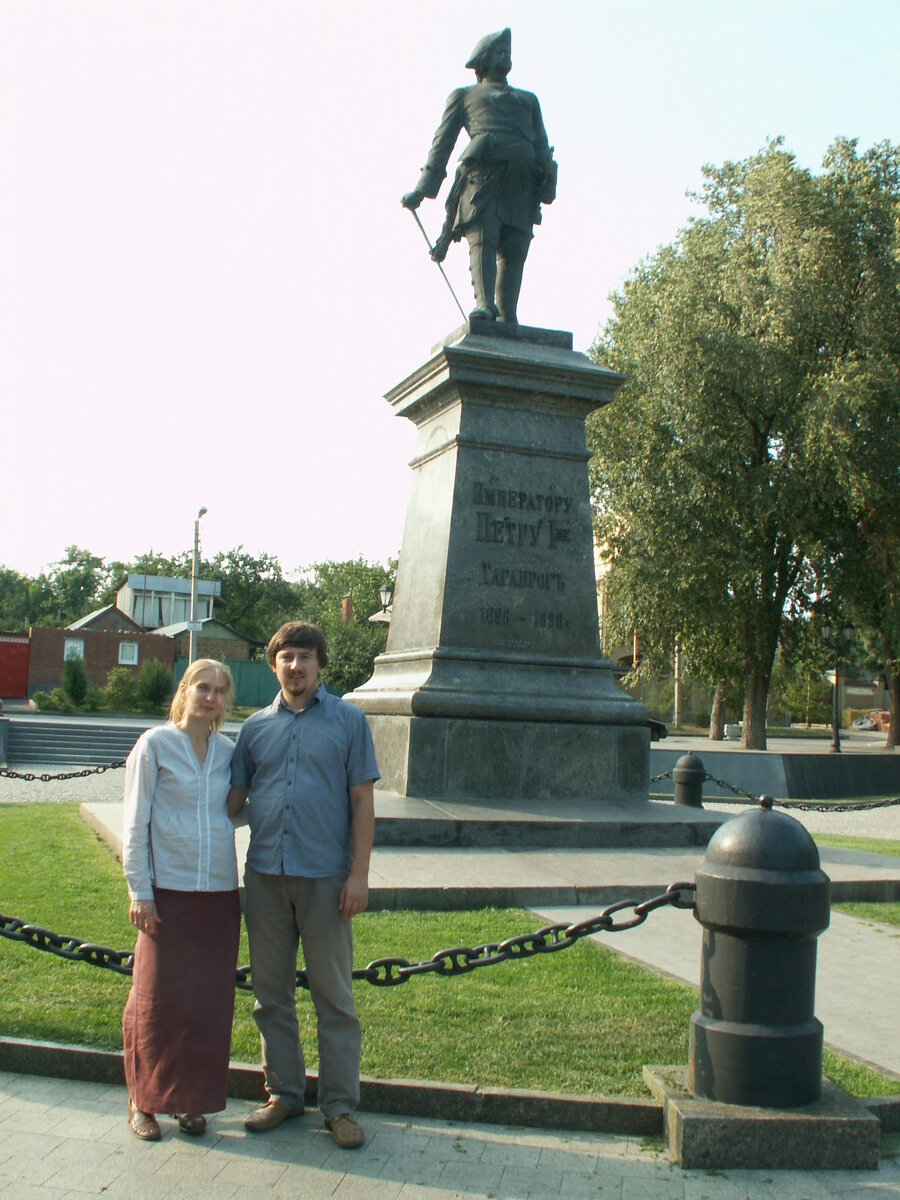 Автор на фоне памятника Петру Первому в Таганроге. Фото автора 2011 год