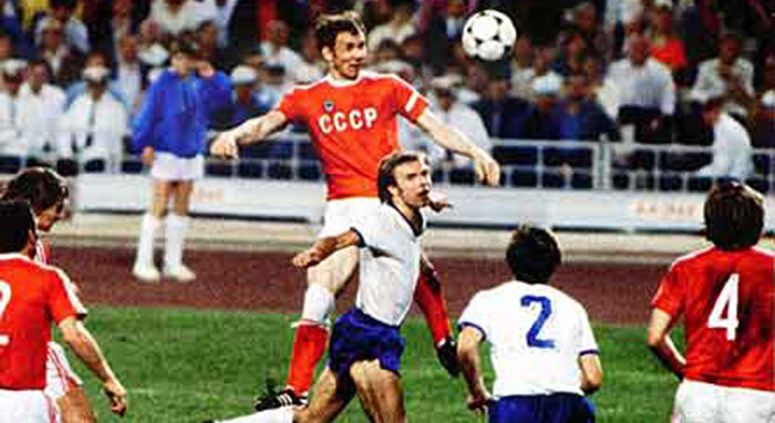 Олег Романцев в полуфинальном матче СССР - ГДР (0:1)