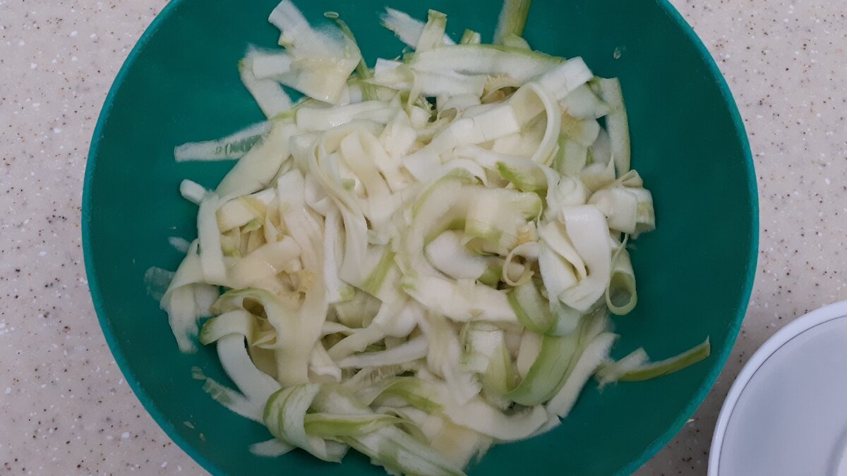 кабачок нарезали пластинами овощерезкой