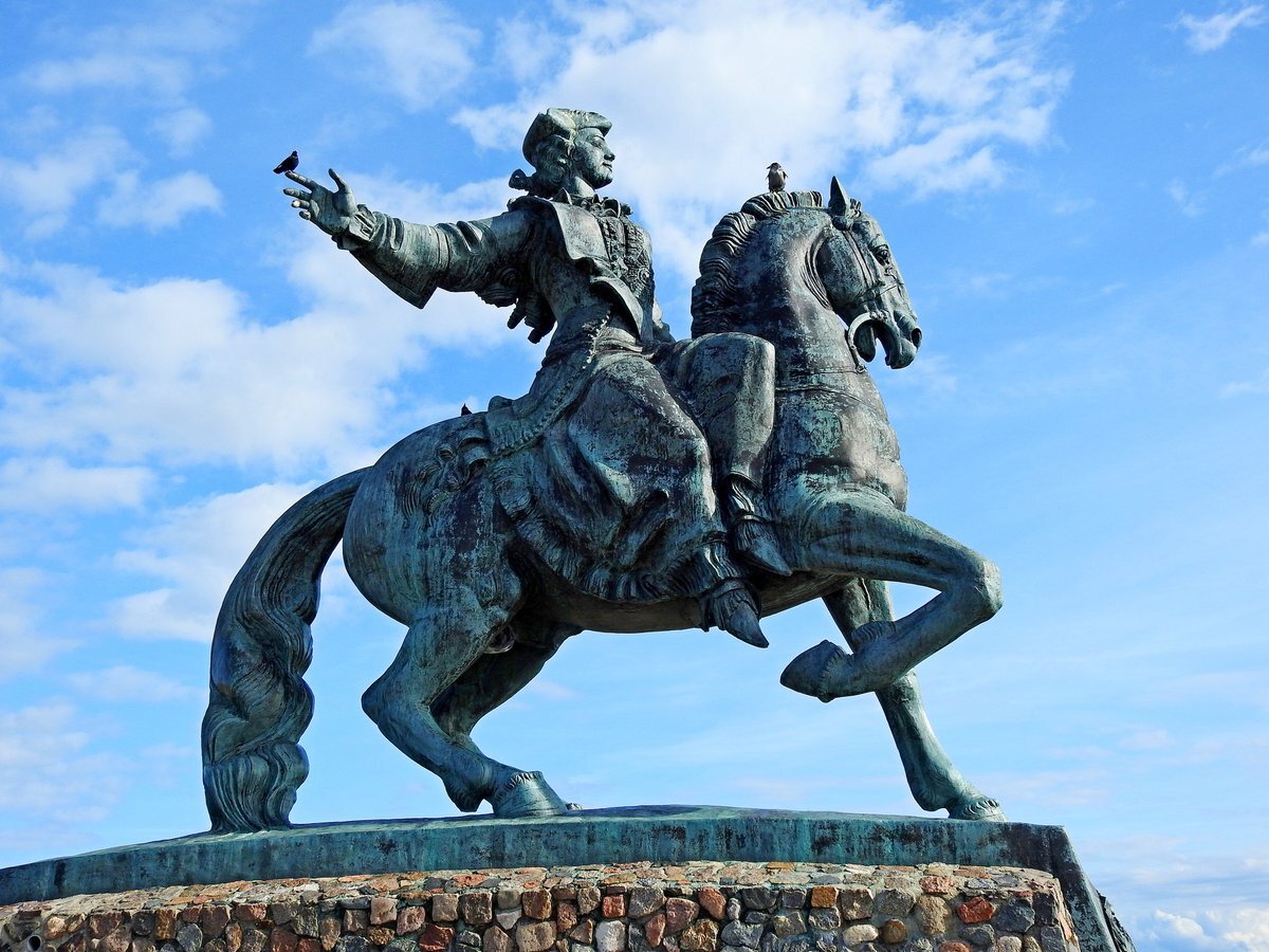 Балтийская коса. Самая западная точка России. Памятник императрице Елизавете и воронам
