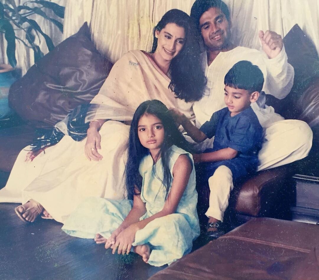 Сунил Шетти с семьей. Источник фото: Инстаграм @athiyashetty  