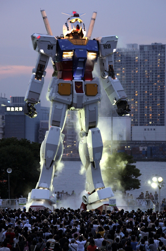 18 метровая статуя Гандам как дань уважения авторам