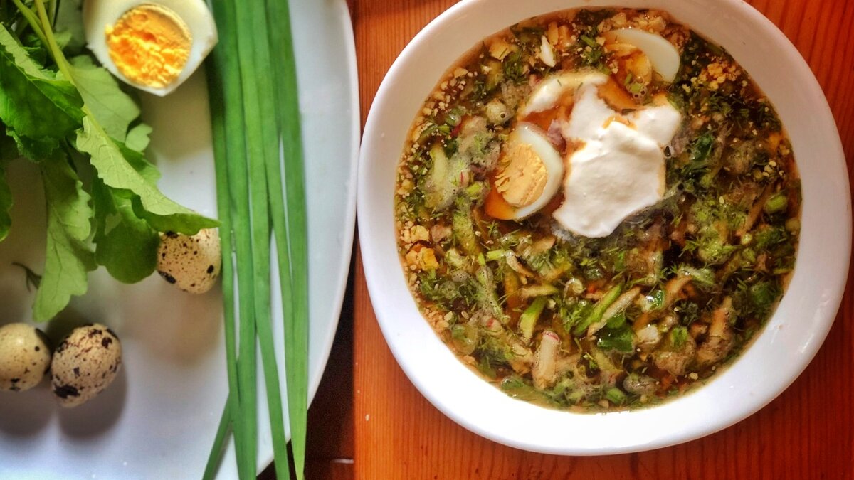 Окрошка и ингредиенты.. Атмосферное фото.