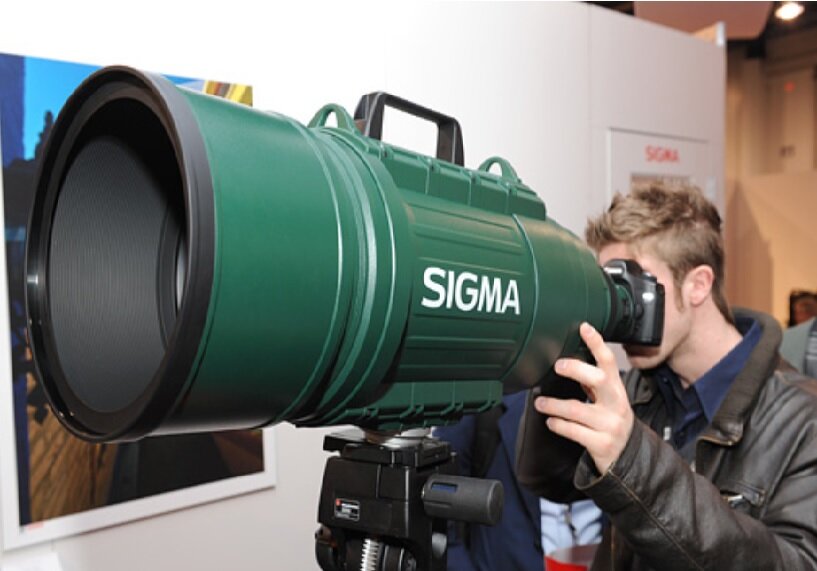 Объектив Sigma максимальное фокусное расстояние 1200 mm при диафрагме f/11. Стоимость колеблется от 3,900 до 4,500. Масса составляет 7,9 кг 