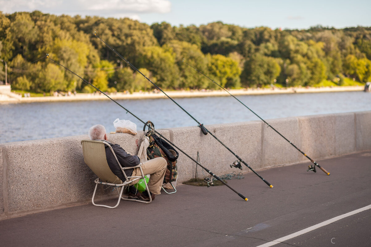 Рыбак на набережной