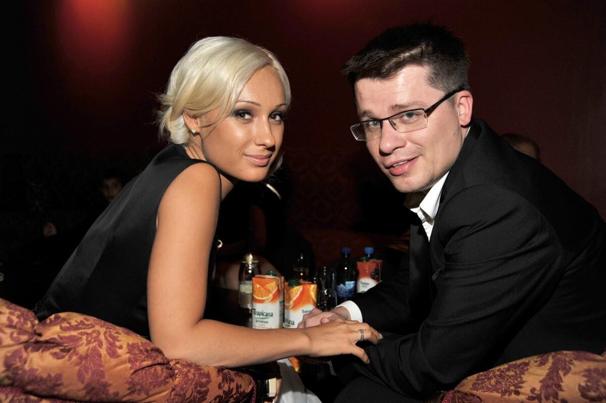 Харламов с первой женой Юлией Лещенко.