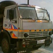 КамАЗ Валеры в 2010 году, когда он уходил из конторы. 14 лет и больше миллиона км. Всё родное стоит. А наклейки, чтобы ржавчину не было видно, это мы с ним клеили. 😂 Фото и подпись автора (который пожелал остаться неизвестным)