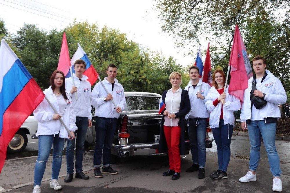 Сергей Запольнов (второй слева) агитирует за Инну Святенко (в центре). Фото Кирилла Лихоманова с сайта iprofiles.ru