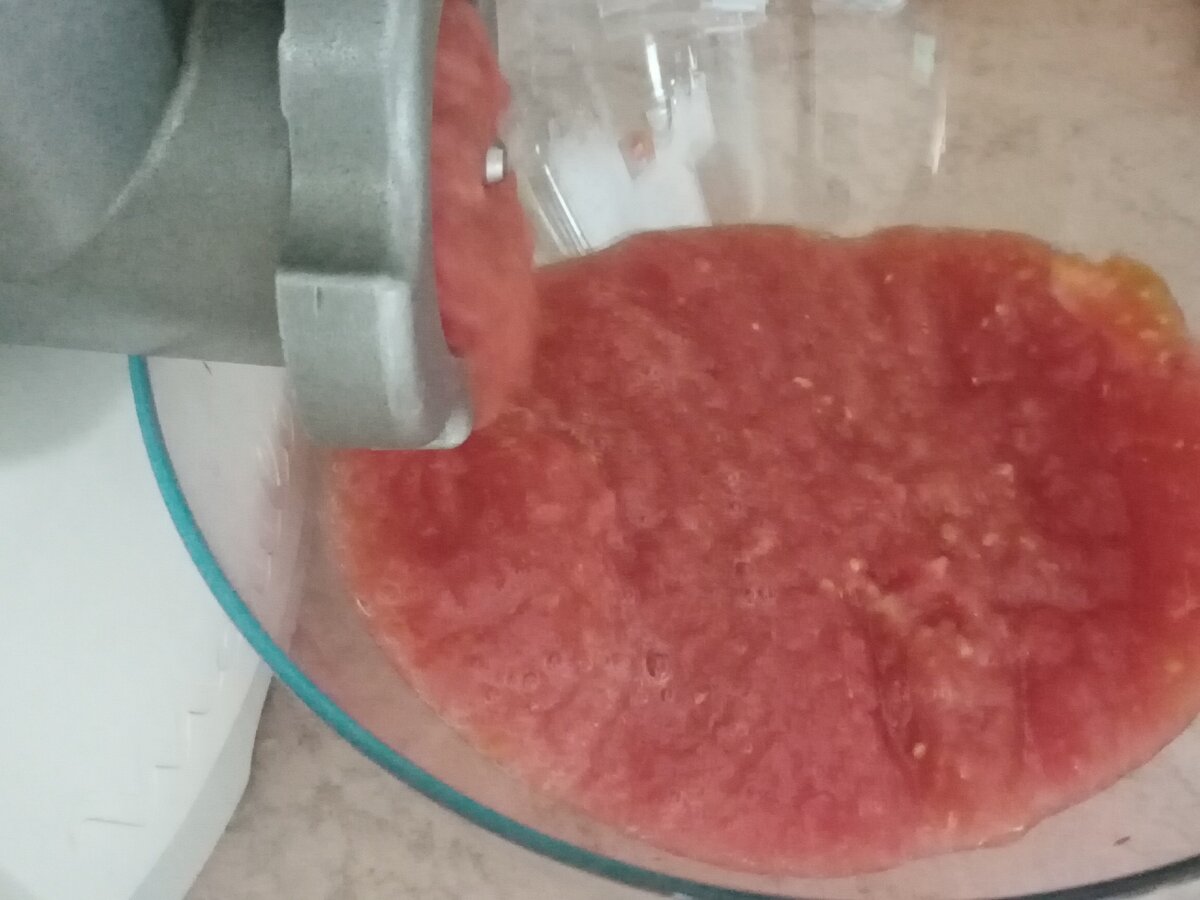 Приготовление лечо из огурцов.