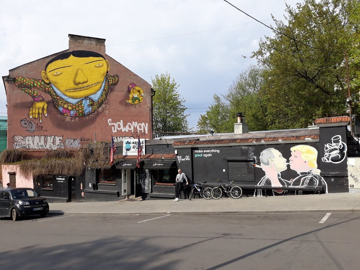 Знаменитое граффити Путина и Трампа