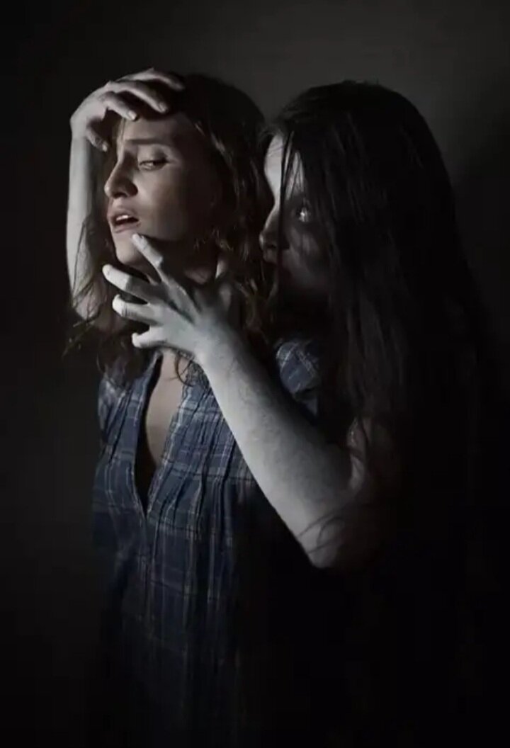 

Это произошло четыре года назад. Я и ещё две мои подруги, Лена и Надя, жили тогда вместе в доме у Нади. В один из вечеров хозяйка дома ушла, и мы с Леной остались вдвоем. Комната у нас была одна на двоих, нужно было рано вставать на учебу, и в 10 часов вечера мы легли спать.
Не знаю, сколько времени прошло — наверное, час или два. Лена разбудила меня и шёпотом спросила:
— Ты ничего не слышишь?
Я прислушалась, но ничего не услышала. Сказала подруге, чтобы она не брала в голову ерунду, и закрыла глаза снова. Но уснуть не смогла: через некоторое время мне послышался звон колоколов. Хоть церковь находилась и близко от нас, но вряд ли ночью там идут какие-то службы, раньше такого не было. Лена спросила меня опять:
— Ты слышишь звон колоколов?
Я сказала, что нет, дабы не усугублять ситуацию. И тут случилось то, чего я никогда не забуду. Знаете, как в фильмах ужасов сумасшедшие внезапно хватаются за голову и кричат? Так вот, Лена схватилась за голову и стала громко безостановочно выть. Я перепугалась и начала искать телефон, чтобы кому-нибудь позвонить. Через минуту вдруг Лена замолчала и спросила меня:
— Слышишь, за стенкой маленькая девочка плачет?
Ну, подумала я, всё, свихнулась девка. Начала её успокаивать, как могла, даже легла вместе с ней, чтобы не страшно было. В какой-то момент посмотрела на часы — а они почему-то остановились, хотя ещё несколько минут назад ходили.
Вскоре, взглянув на дверь, через мутное стекло я увидела по ту сторону человека в белом плаще, как будто со свечой в руке. И он ходил там, в соседней комнате. Я вскрикнула. Лена повернулась и тоже это увидела…
Мы не знали, что делать. Я стала звонить Наде, но вместо гудков услышала только шум и треск в телефоне. Мне стало страшно ещё сильнее. Мы с Леной обе начали плакать от бессилия и страха.
К счастью, «гость» не зашёл к нам в комнату. Какое-то время прошло, и он исчез. Мы включили свет в нашей комнате и сидели безвылазно до возвращения Нади. Рассказали ей все — она не поверила. Но через пару дней уже не только мы с Леной, но и все, кто заходили в дом, стали слышать странные шаги в комнатах и на чердаке и ночью.
Сейчас я живу в другом доме. Иногда я приезжаю к Наде в гости в этот дом. По ночам, когда я остаюсь у неё ночевать, мне все равно становится не по себе. Что это было и с чем связано — не знаю, но теперь я верю в сверхъестественные явления.

