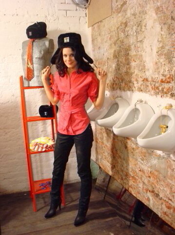 Здесь мне тоже 17..и тоже фото с 1 курса Института..