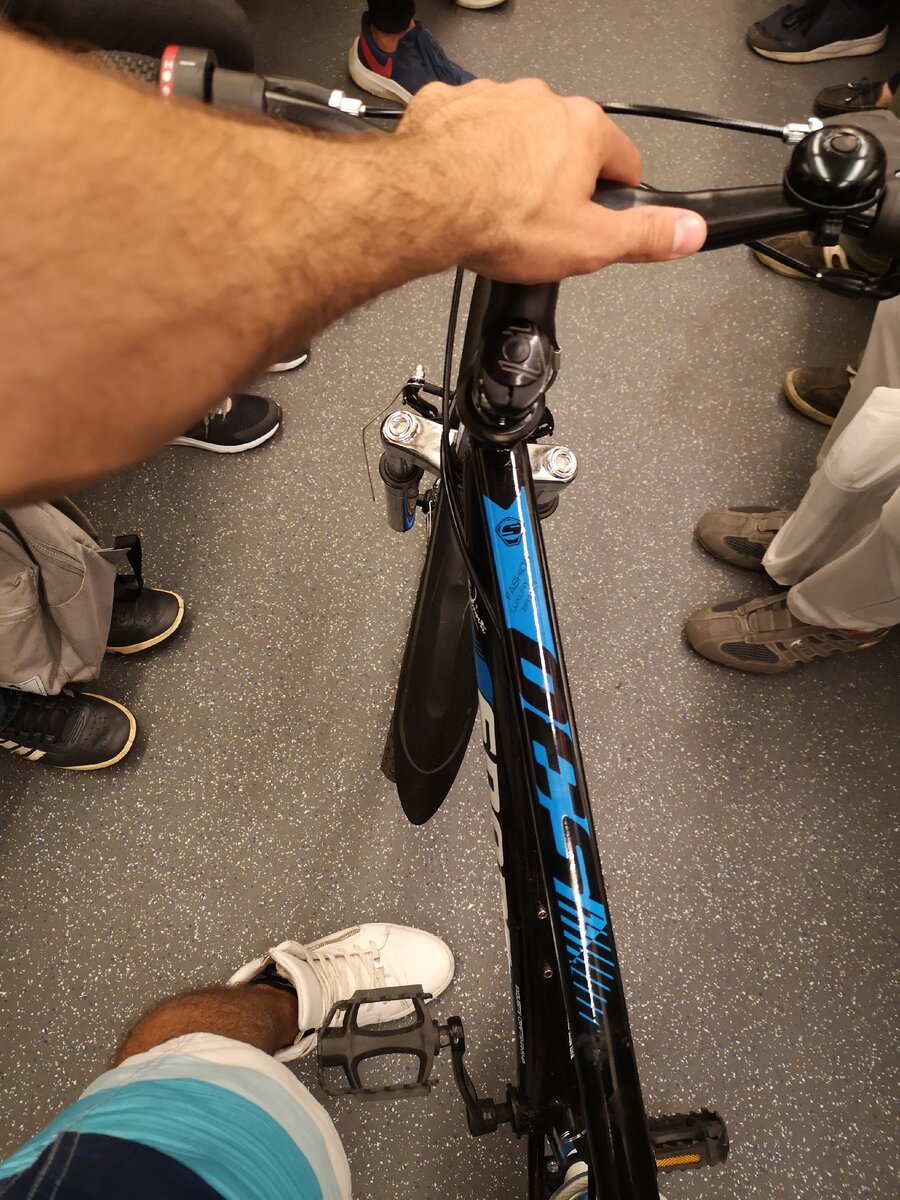 Народу в вагонах, кстати, было достаточно много даже после десяти часов вечера