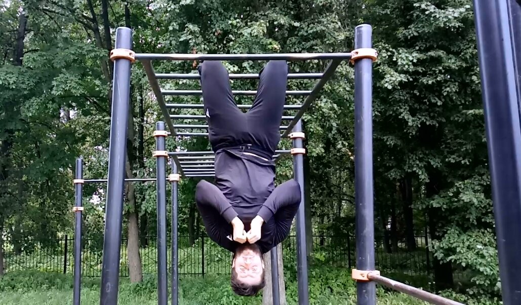 Человек весит внищ головой. Монах шаолинь арт. Женщина висит на веревке. Гамак для йоги на белом фоне. Зачем висят вниз головой.