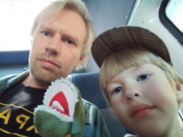 Максим Евстропов с сыном. Фото из ТГ-канала "Апология протеста" 