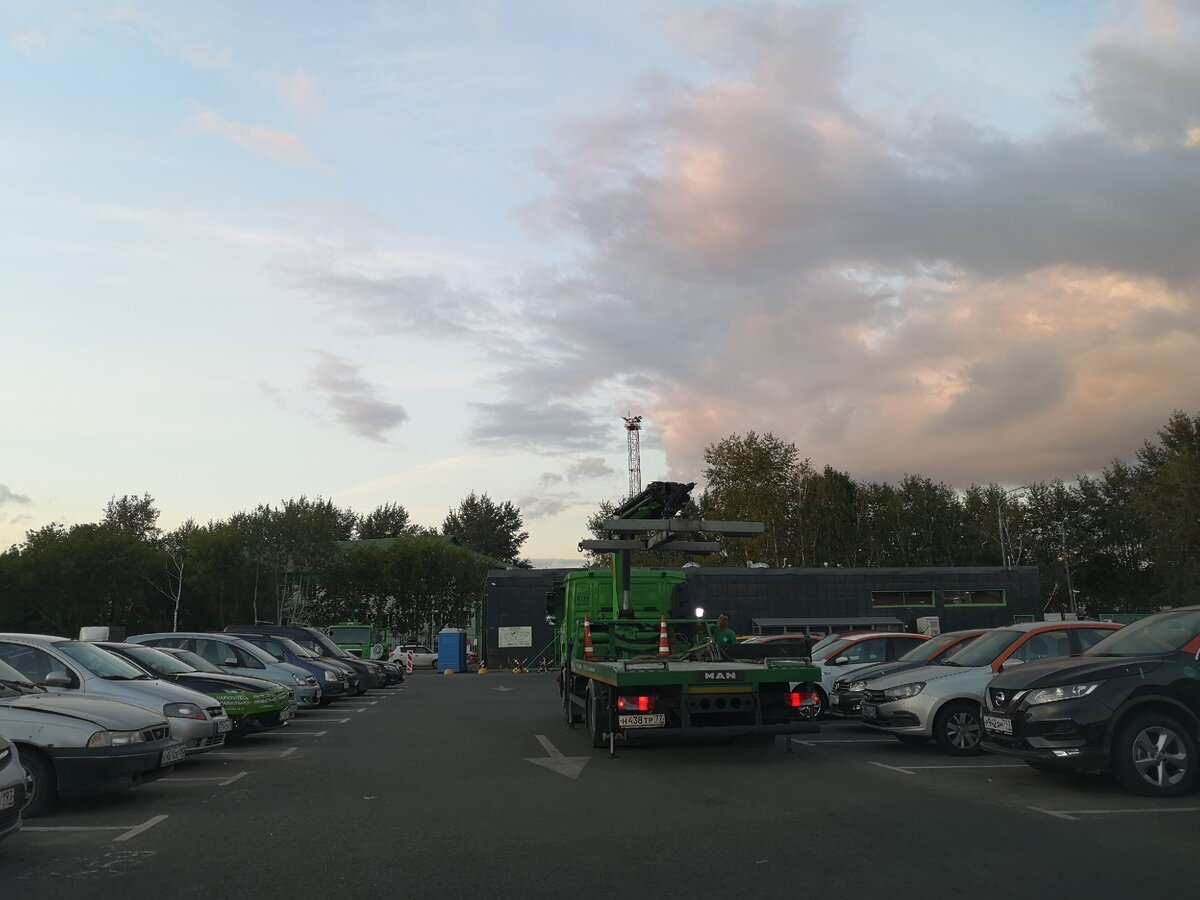 Вот такие зеленые гаврики и увозят "любезно" машины на штрафстоянку. Покрышки бы ему проколоть... 