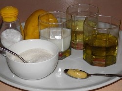 ШАГ 1:
Начнем с приготовления майонеза. Молоко и масло должны быть комнатной температуры, позаботьтесь об этом заранее.