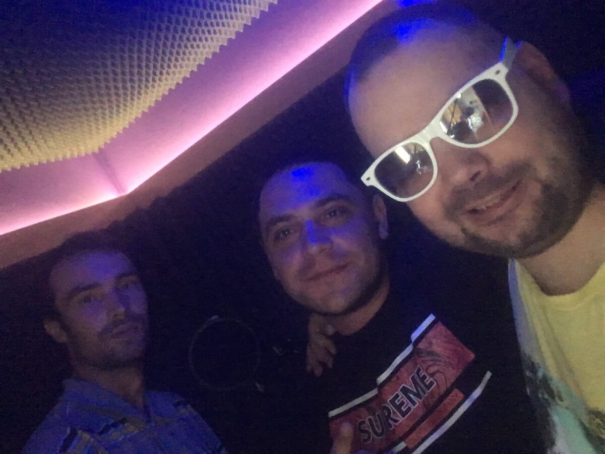 10.08.2020 Сегодня день рожденье моего младшего брата ему 30, он младше меня на 4 е года, он трудится в рекламном бизнесе изготавливает наружную рекламу. Я тоже раньше работал в рекламе менеджером по продаже. Сейчас я на пенсии по здоровью, а мне так хочется трудиться и приносить пользу обществу  сегодня мне скинули мой сведенный трек Девушка https://vk.com/sokol_mc1?w=wall27278367_10865%2Fall Вообщем день прошел спокойно, посидели в семейном кругу и разошлись. На улиц началась гроза.
