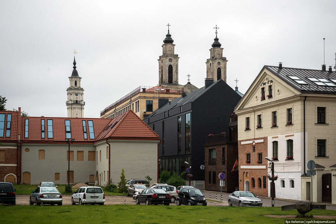 01. Центр литовского Каунаса… Стоит черный дом, никого не смущает.

