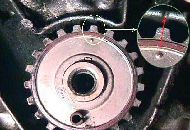 Проверяем правильность метки на другой стороне коленвала. Если не совпадает то крутим маховик и выстовляем как на картинке. 