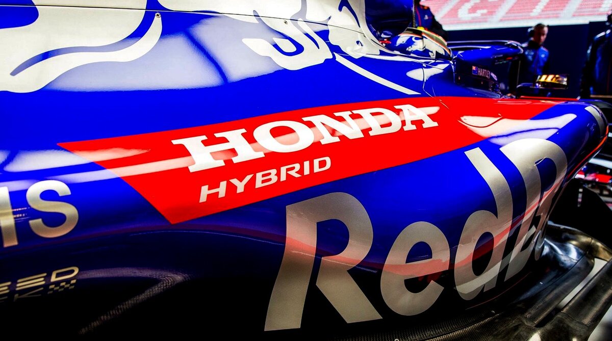 Логотип силовых установок Honda на болиде Toro Rosso. 2019 год