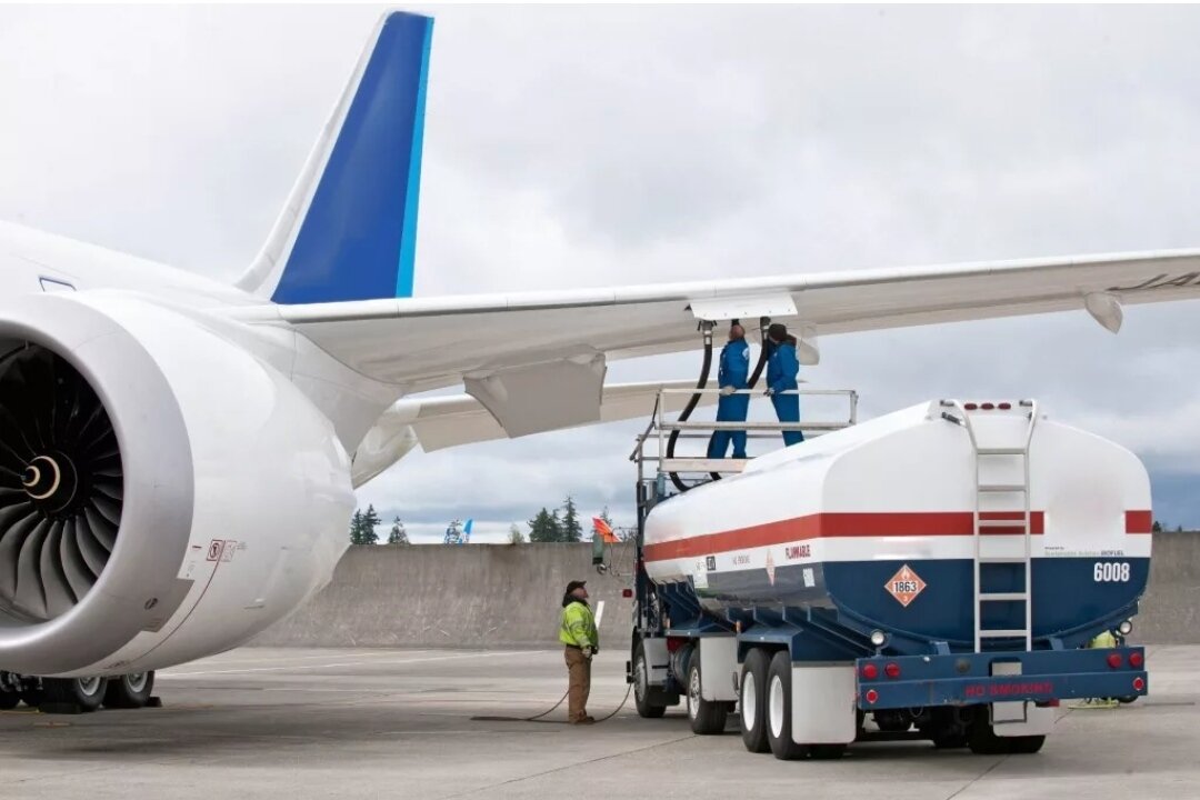 Заправка самолёта. Фото из открытых источников