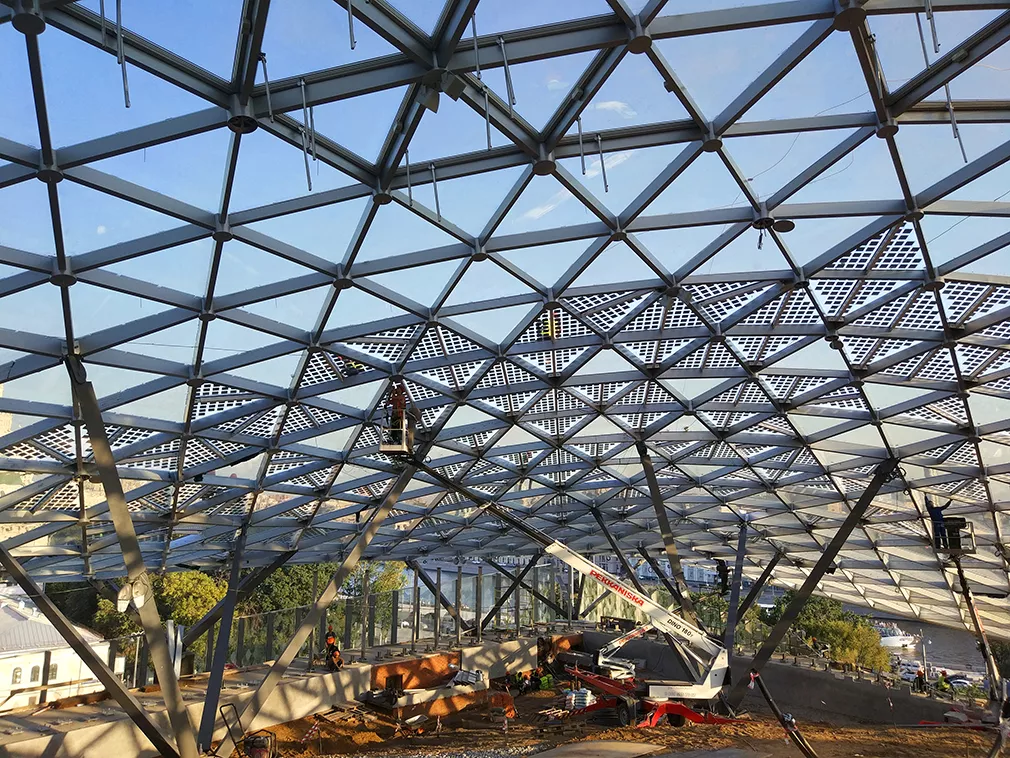 В куполе Зарядья использованы вклеенные в стеклопакет солнечные батареи // Фото mos.ru