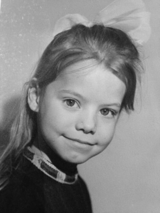 
Яна Поплавская в детстве. / Фото: www.biographe.ru

Она впервые попала на съёмочную площадку в четырёхлетнем возрасте, и, несмотря на то, что все сцены с участием девочки впоследствии вырезали, Яна Поплавская стала регулярно сниматься в кино. Слава обрушилась на неё после выхода на экраны сказки «Про Красную Шапочку», но известность оказалась слишком тяжёлой ношей для 11-летней Яны.

