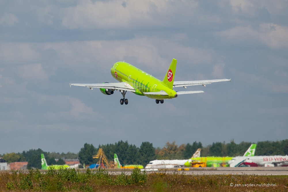 Вылет самолета S7 из аэропорта Домодедово. Фото автора. Август 2020