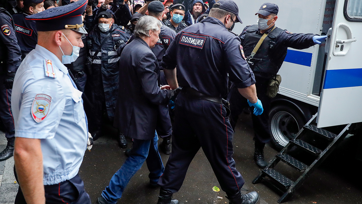 Актера Михаила Ефремова сажают в автозак у здания Пресненского суда города Москвы после оглашения приговора, 8 сентября 2020 года