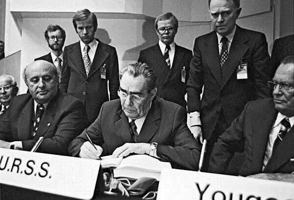 Подписание Заключительного акта в хельсинки главой СССР Леонидом Брежневым