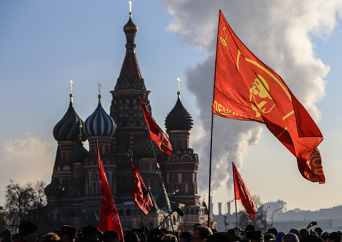 Флаг СССР на красной площади. Красная площадь с флагом. На красной площади с флажками. Знамя Москвы.