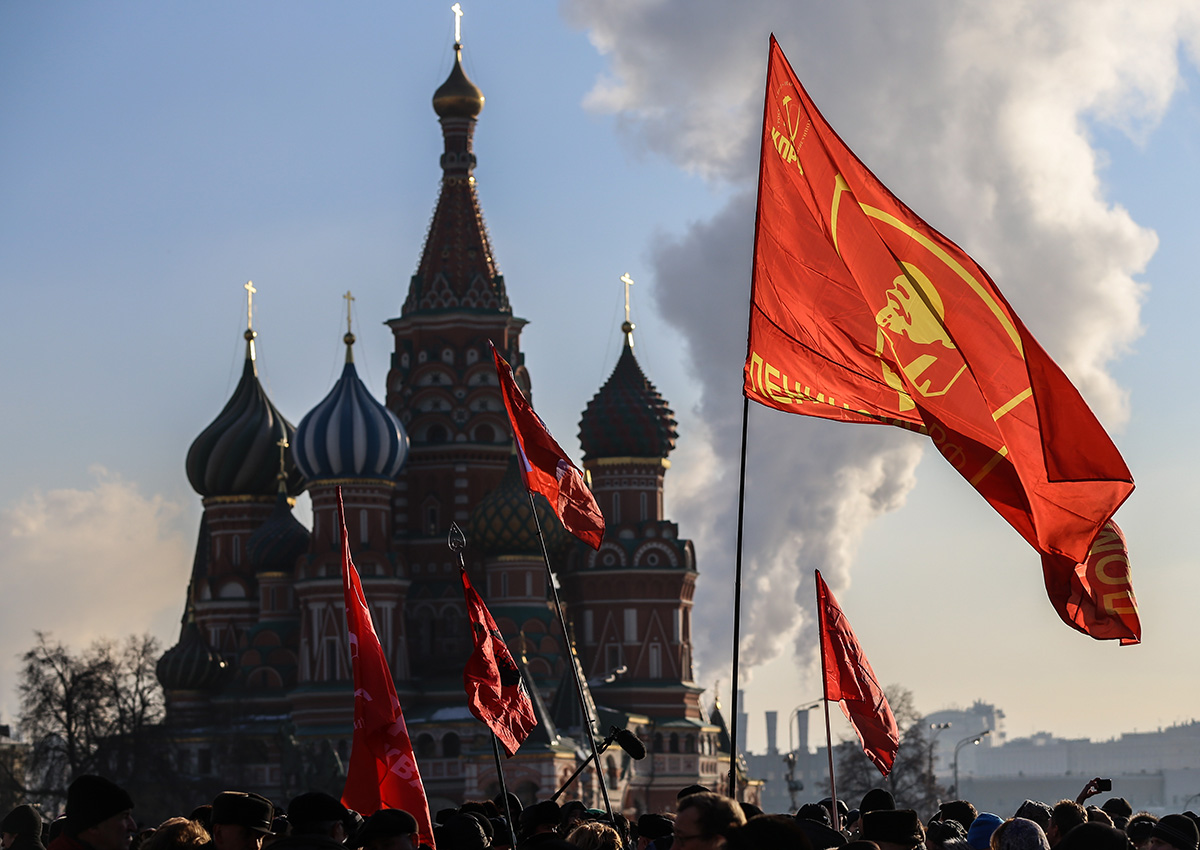 Red square russia. Флаг СССР на красной площади. Красная площадь с флагом. На красной площади с флажками. Знамя Москвы.