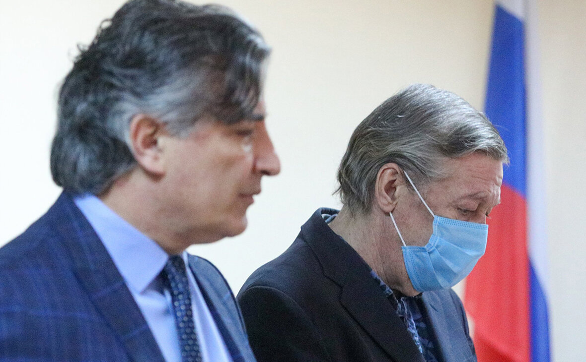 Бывший адвокат актера Михаила Ефремова Эльман Пашаев в беседе с «Москвой 24» отверг обвинения нового адвоката артиста Романа Филиппова в оказании давления на своего подзащитного в ходе суда о смертельном ДТП.

Подробнее на РБК:
https://www.rbc.ru/rbcfreenews/5f6c764c9a794769baf21ecd