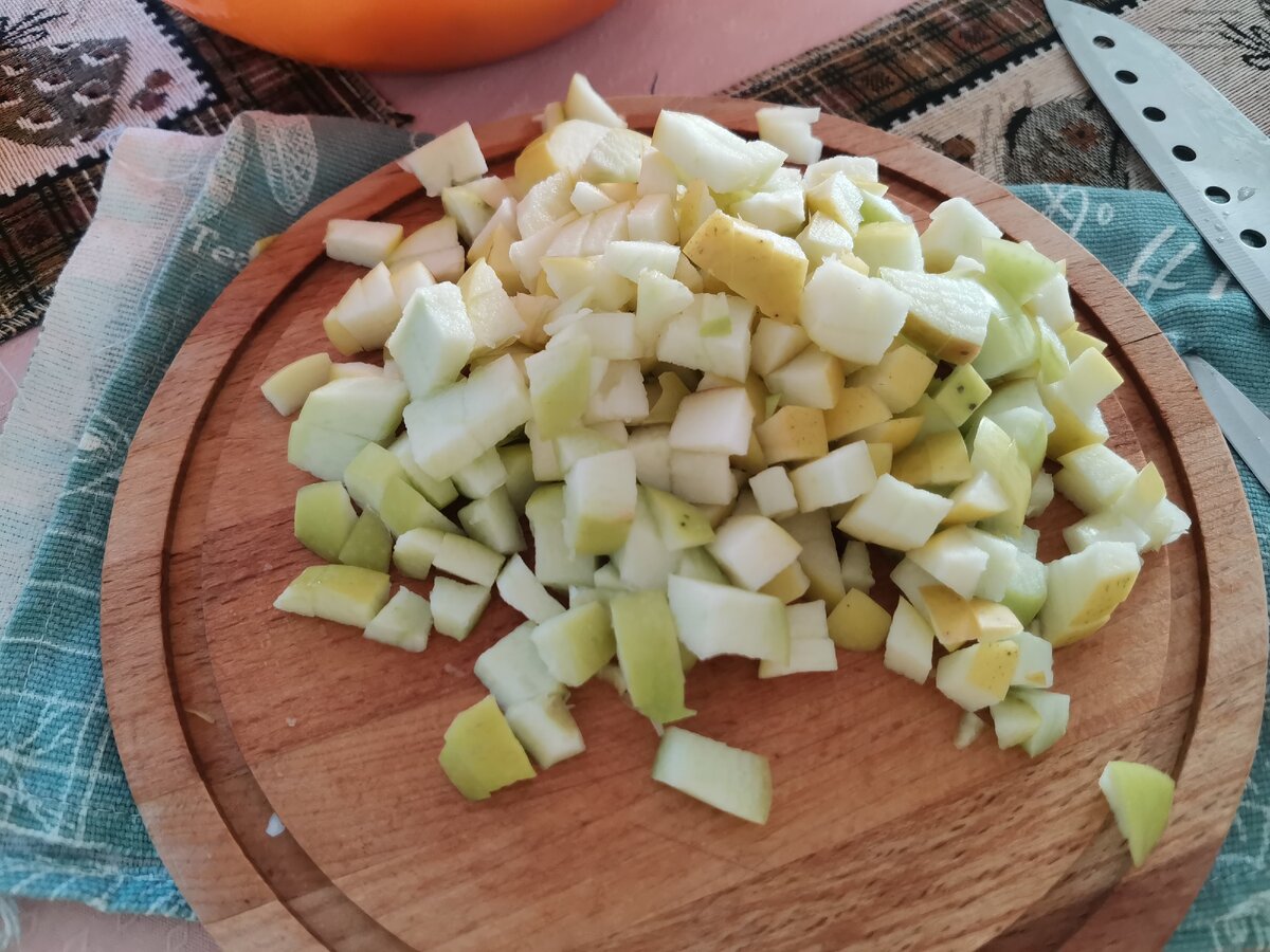 Яблоки нарезать мелким кубиком