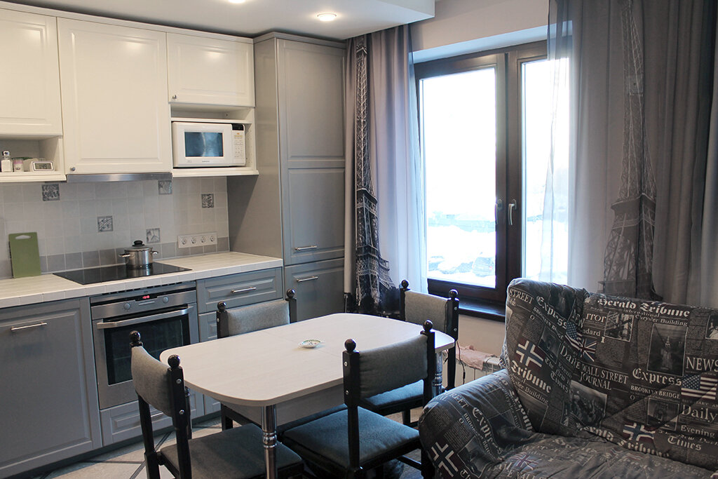 обеденная зона рядом с кухней, диван для ТВ вечеров в для гостей, которые остались с ночевкой, ну или для любимой бабушки, заехавшей в гости к внукам