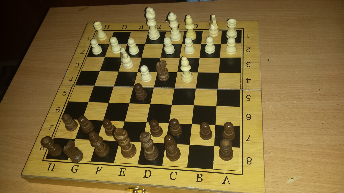 Белые слон С4 - И тут чёрные применяют дебютную ловушку, играя конь С4. Смысл такого хода, это приманить беззащитной пешкой на Е5.