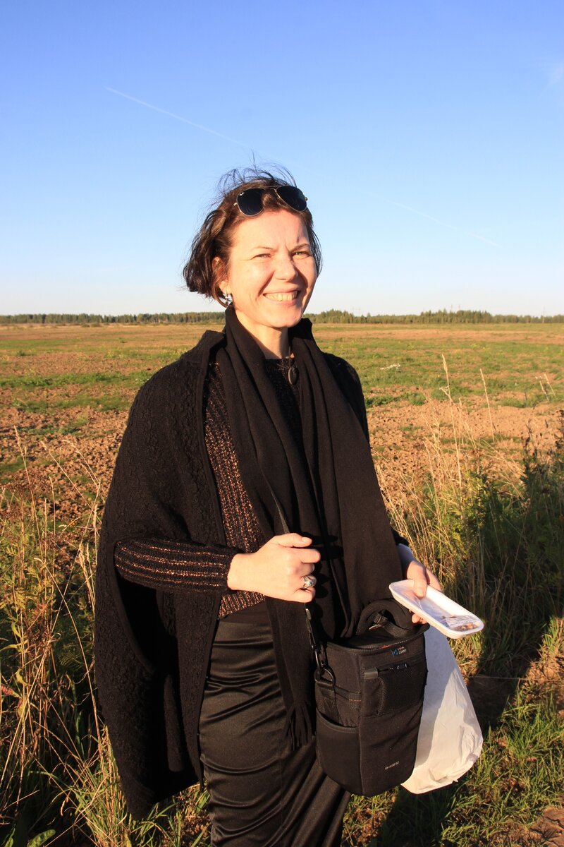 администратор проекта- тот человек, который отвечает за все. Иными словами - продюсер. В руках у Ольги - пакет для мусора, кстати - мы же иногда ели на съемках, и - как видите - не мусорили. Уверен, что если бы это было в возможностях моего продюсера - ответственные за разлив нефти в Норильске сидели бы пожизненно, включая их детей и внуков, пожалуй. Или, как альтернатива - урановые рудники. Человек она очень надежный и педантичный. Не любит нерях, непрофессионалов,лентяев и болтунов. Любит - наличные деньги строго вперед, бизнес-класс в самолетах, и качественный материал. 