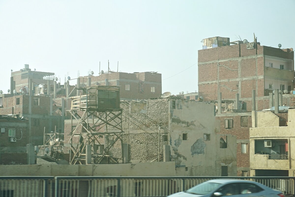 Местные журналисты утверждают, что количество незаконченных жилых строений, где живут люди, составляет не более 10% от общего жилфонда столицы.