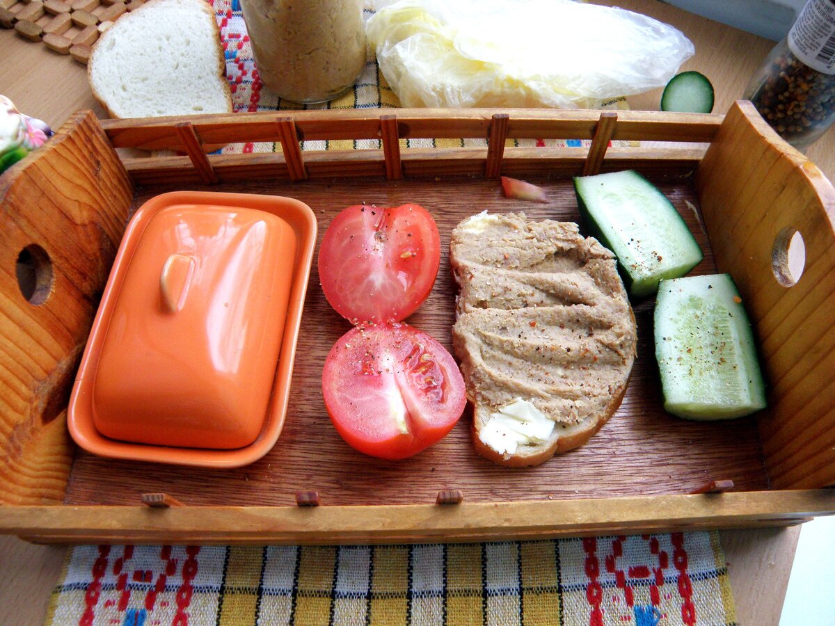 Не идите в магазин за паштетом. Дома приготовите вкуснее. А еще – безопаснее и полезнее, т.к. мы с вами добавим секретные ингредиенты. И это будет простой рецепт! Фото автора.