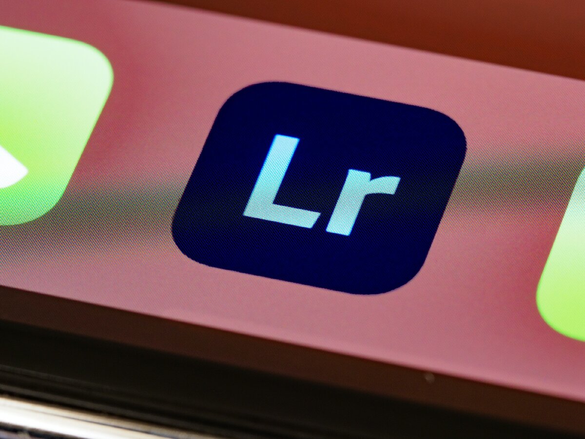 Приложение Lightroom очень любят за качественную работу с цветокоррекцией. 