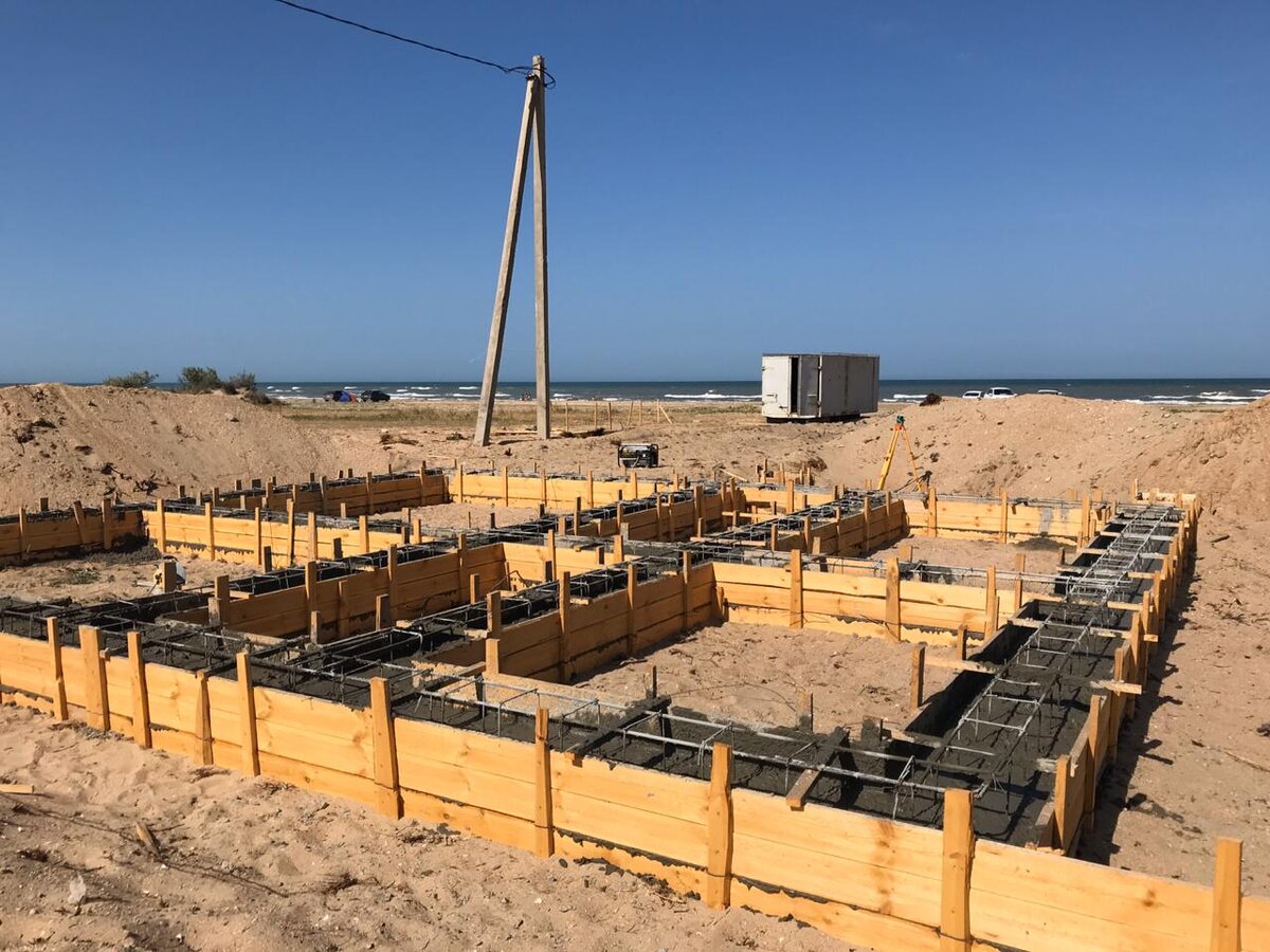 Строительство дома из оцилиндрованного бревна на берегу моря