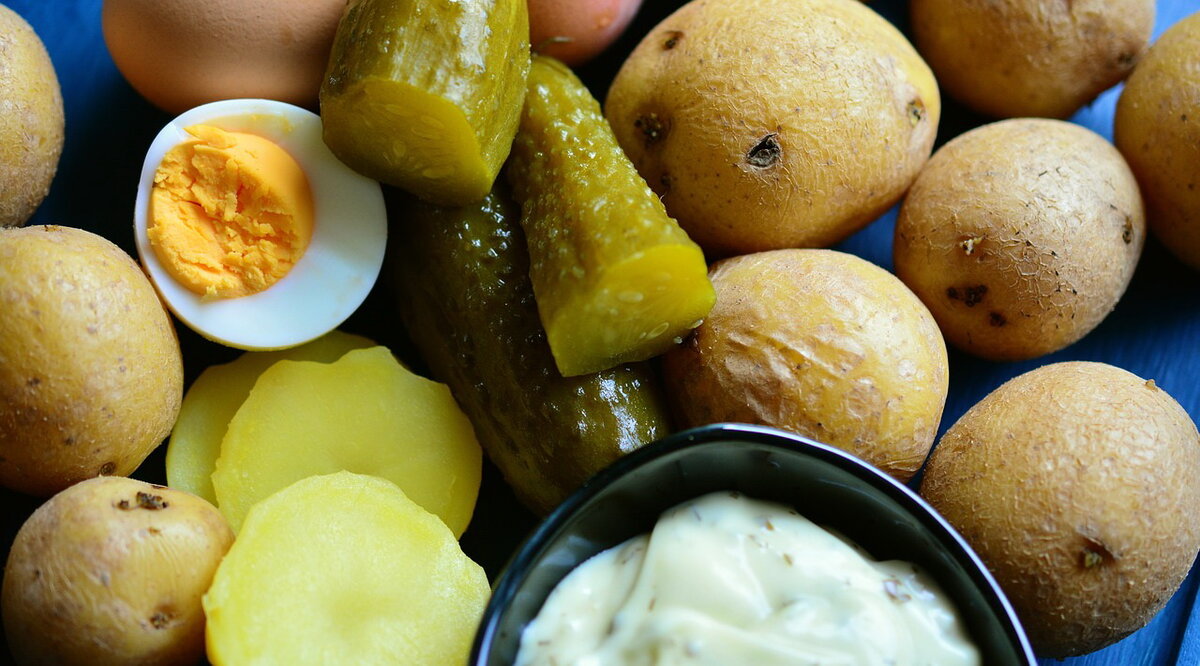 Продукты облегчающие. Вареная картошка. Картофель в Германии. Охлажденный картофель. Соленые яйца