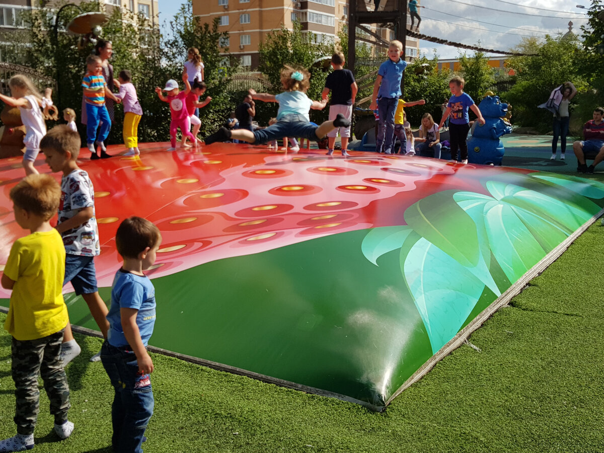 Парк "Лукоморье". Сын собирается прыгать на батуте