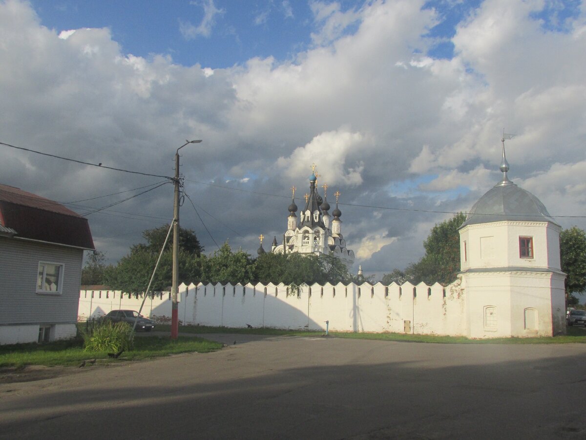 пройдя чуть дальше вдоль стены попадаешь в волшебный туалет:)