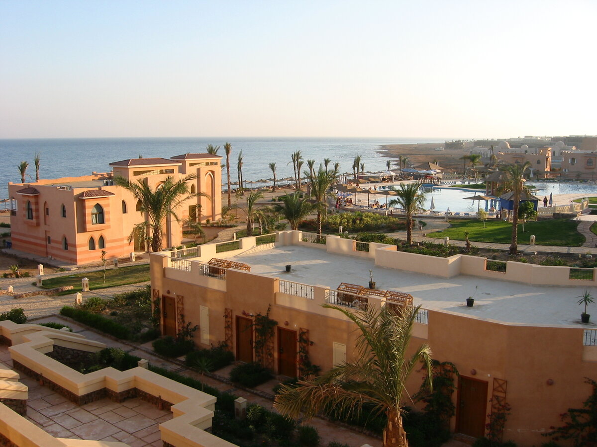 Это часть отеля и выход к морю.