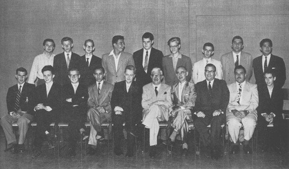 Владимир Селиманов (стоит крайний слева). В  центре - Билл Ломбарди, рядом с ним справа – серебряный призер Матиас  Герузель. Стоит второй справа – Игорь Бондаревский, крайний справа –  секундант филиппинского юниора Флоренсио Кампоманес – впоследствии  президент ФИДЕ (1982-1995). Его подопечный Родольфо Кардосо (сидит –  четвертый слева) оставил имя в шахматах, выиграв в последнем туре  межзонального турнира в Портороже (1958)  у Бронштейна и преградив тем самым ему дорогу в турнир кандидатов.