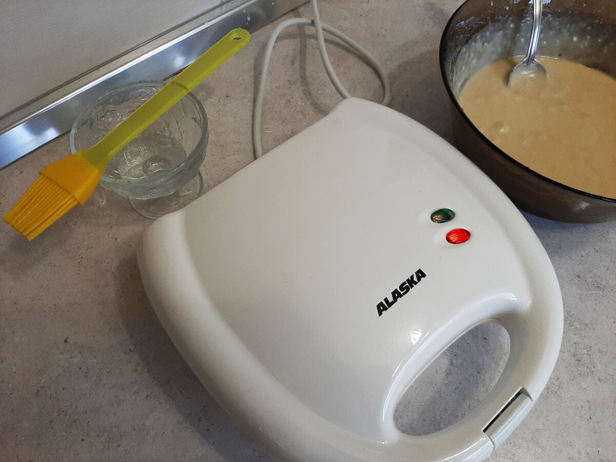 Моя модель вафельницы - очень простая, но удобная